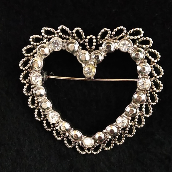 Jewelry - Heart brooch